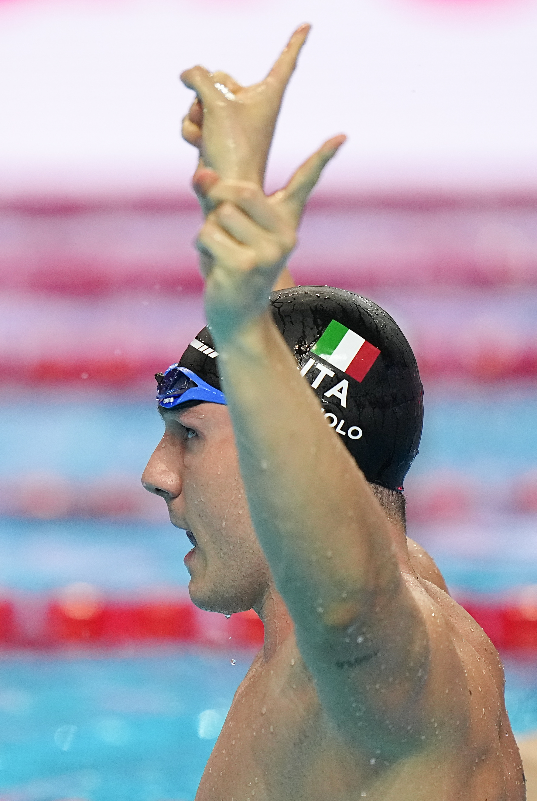 关于游泳选手发挥出色,荣膺最佳MVP的信息 关于游泳选手发挥出色,荣膺最佳MVP的信息