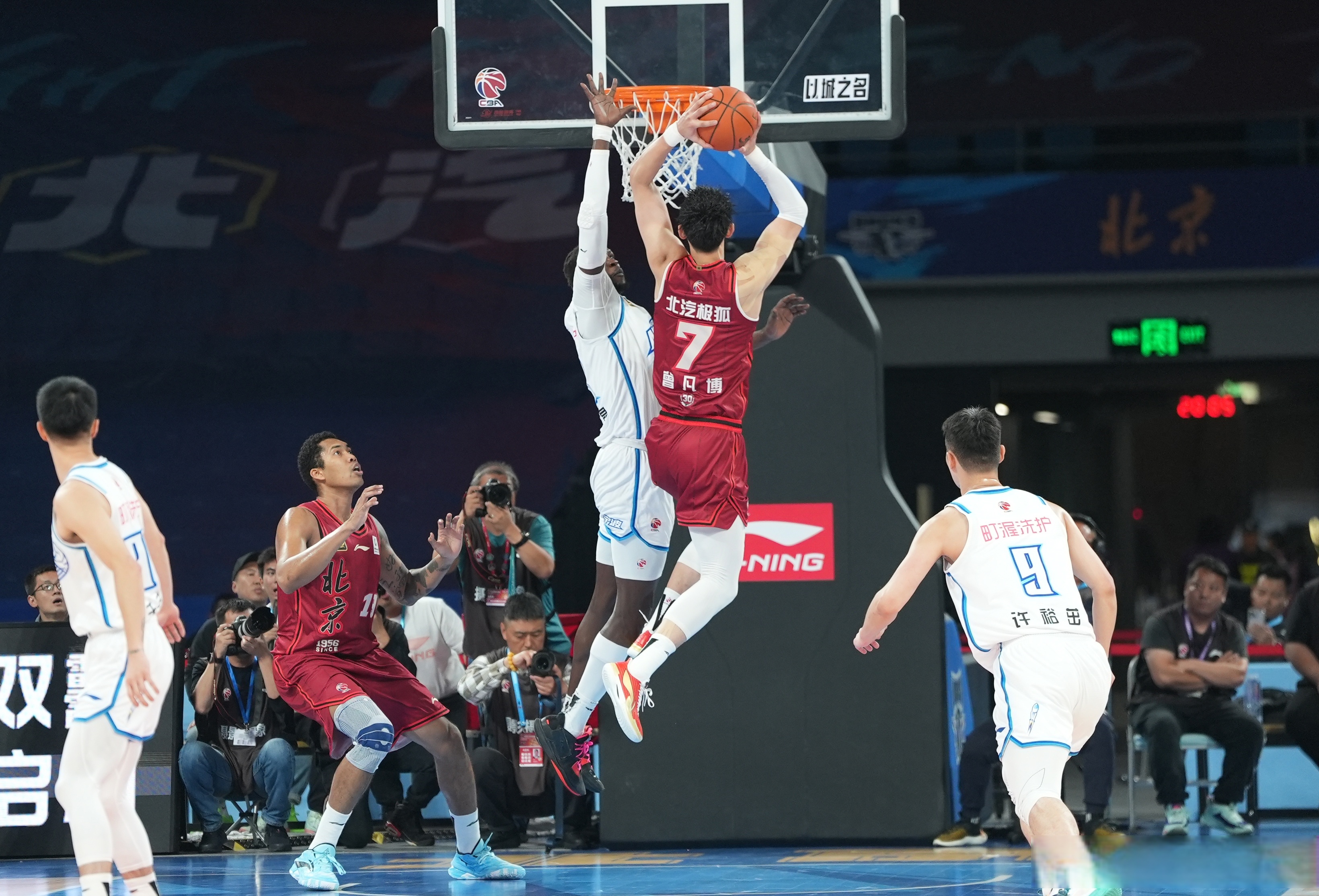 北京队遭遇惨败，上海队主场逆转获胜