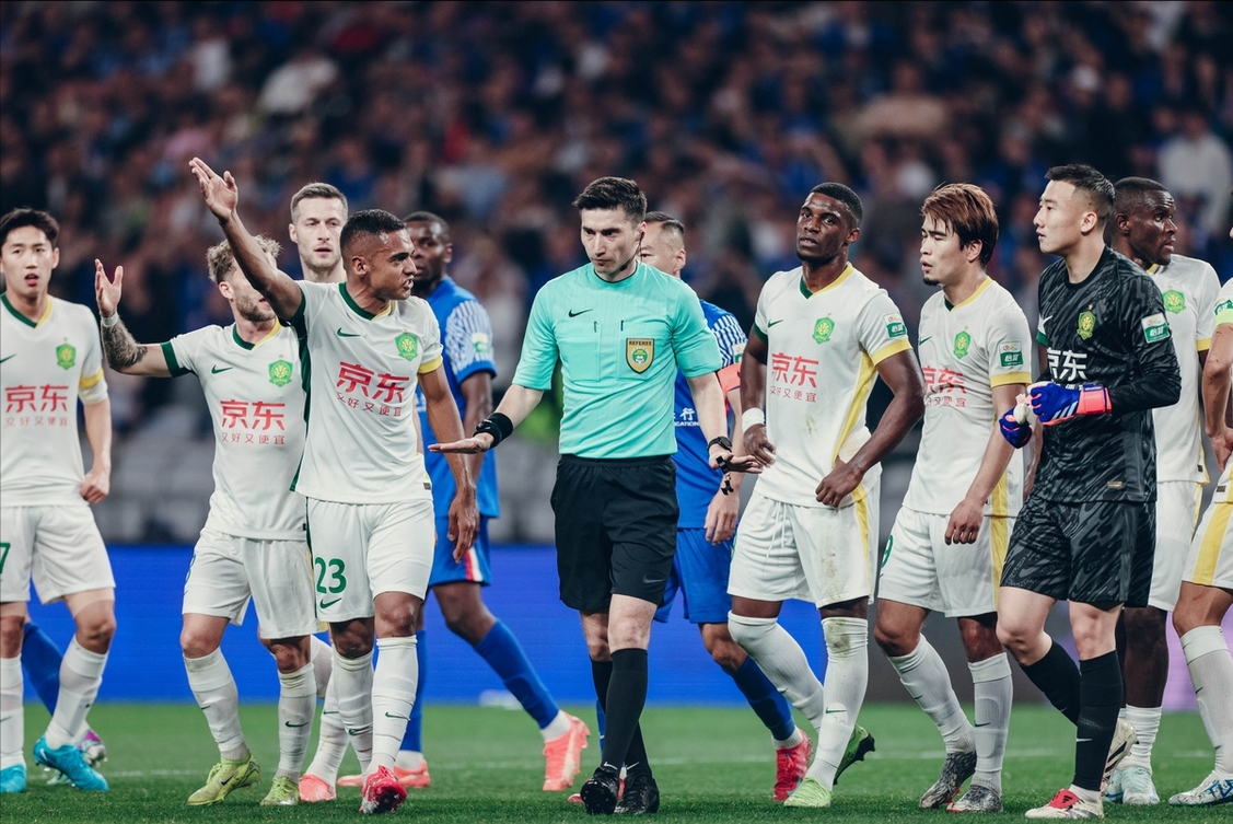 北京队遭遇惨败，上海队主场逆转获胜