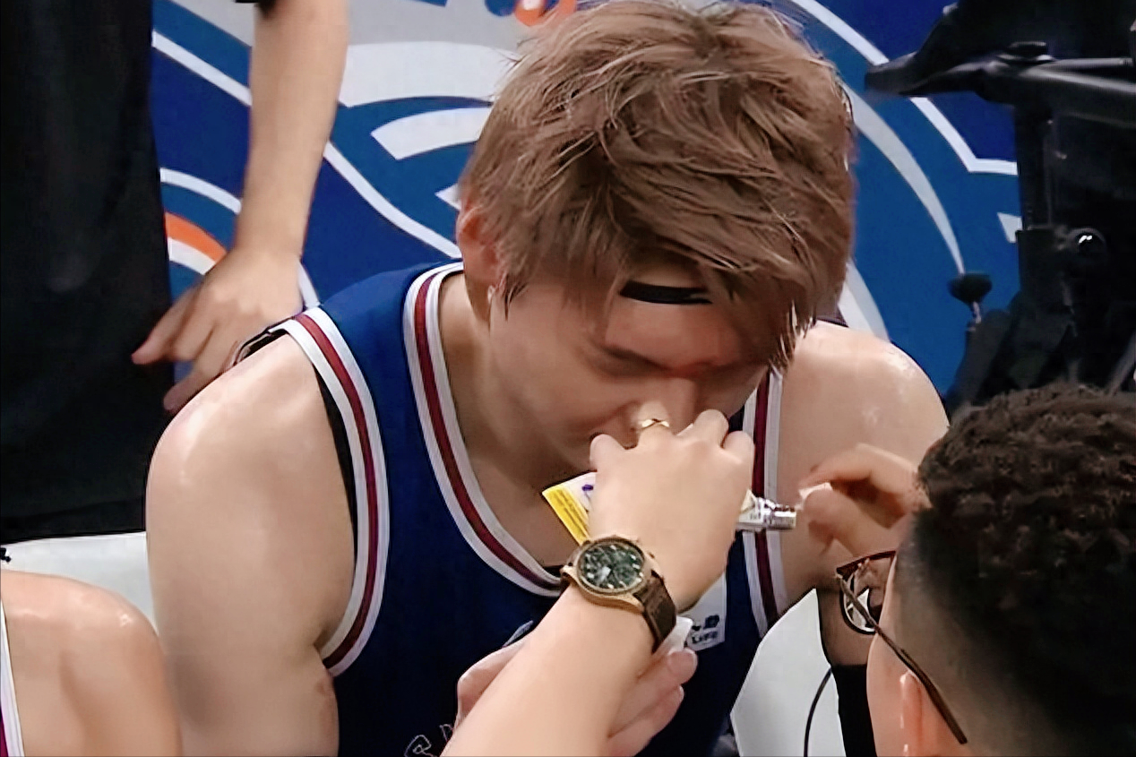 上海队逆转四川队，王哲林点燃赛场